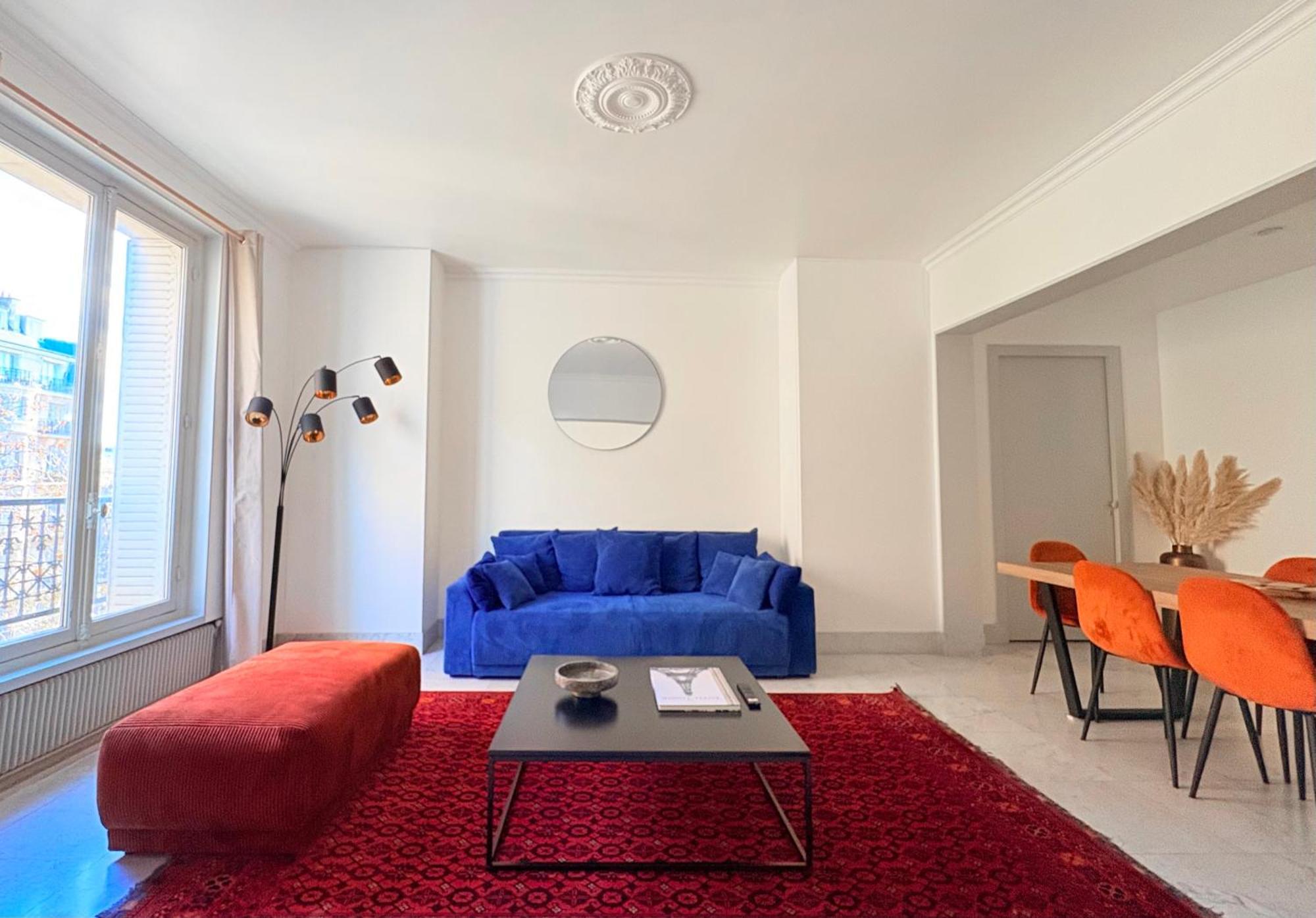 Gustave - Charming Eiffel Tower - *