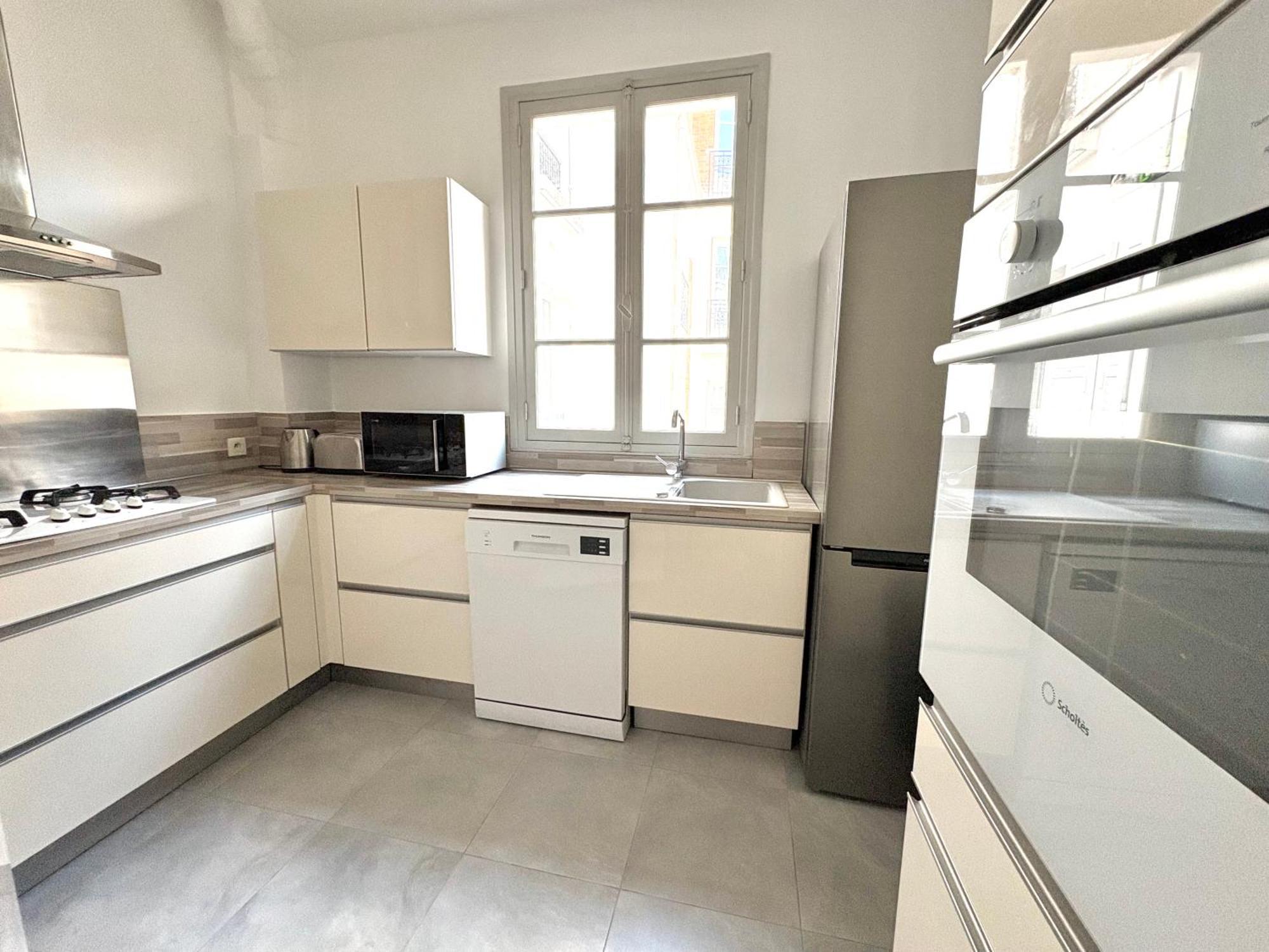 Gustave - Charming Eiffel Tower -