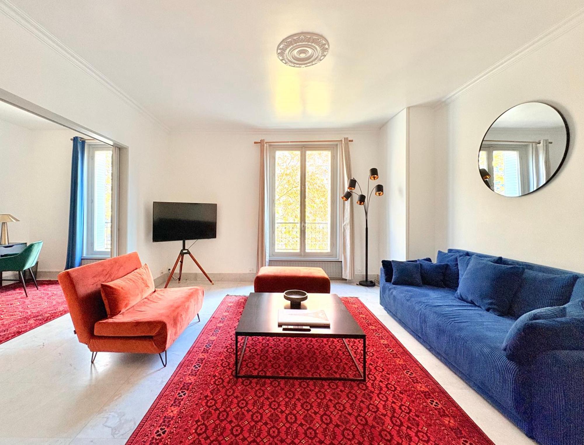 Gustave - Charming Eiffel Tower - *