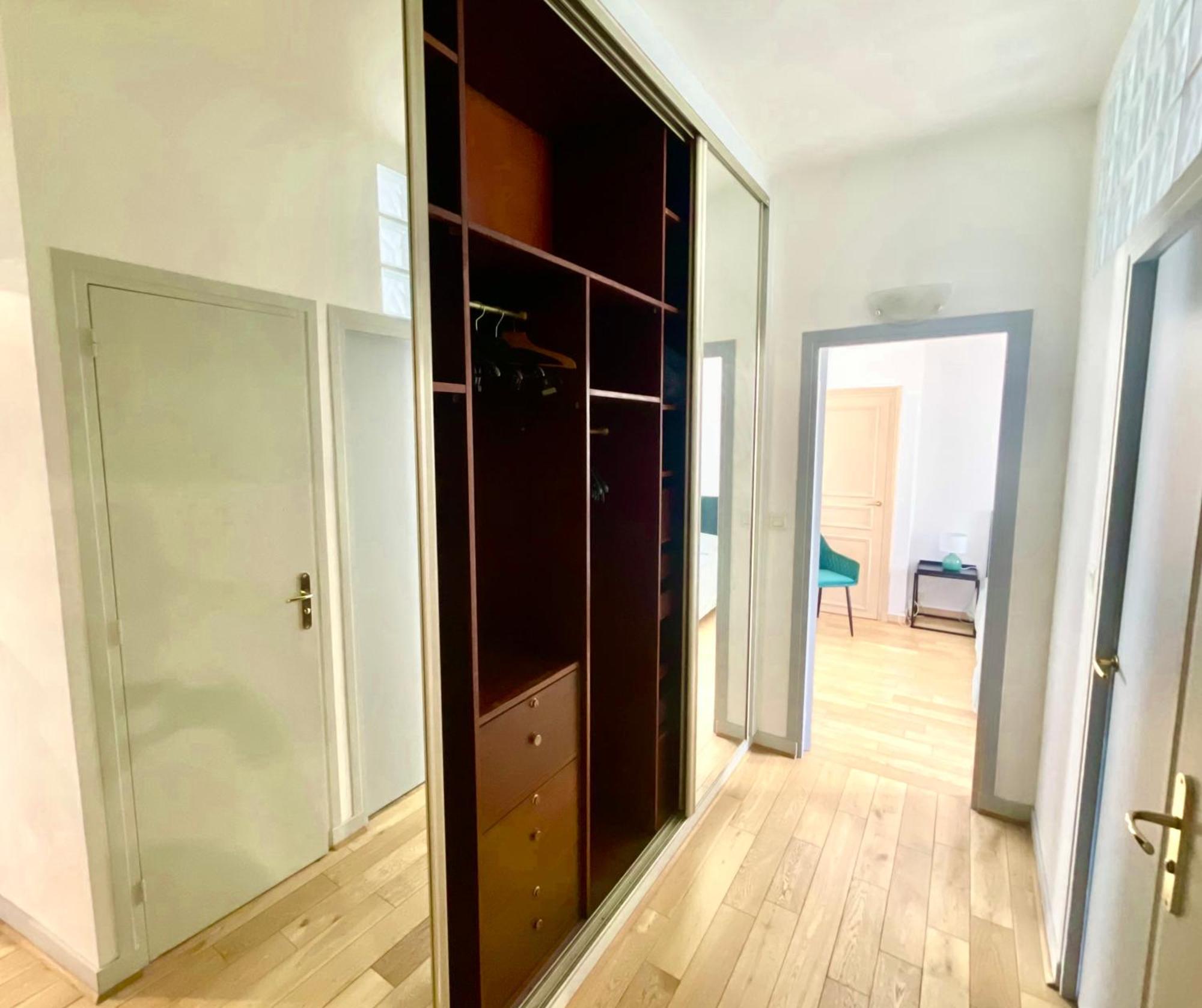 Gustave - Charming Eiffel Tower -